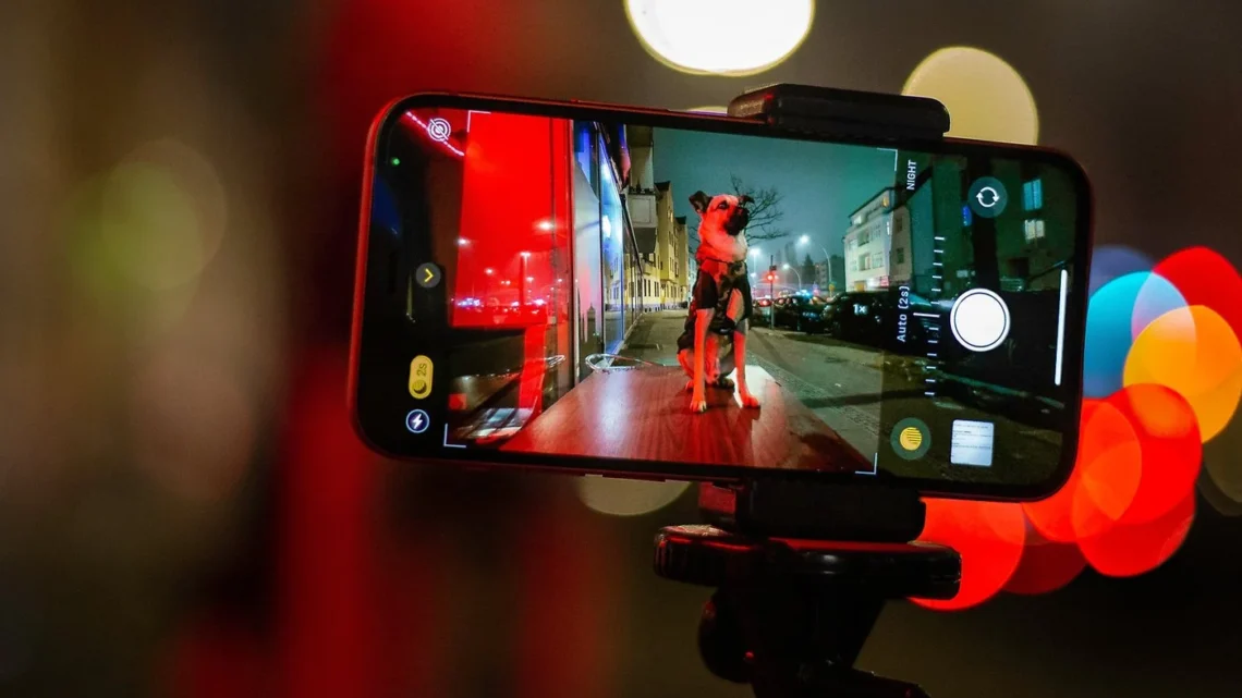 Photographie de nuit avec un smartphone : astuces pour des images nettes et lumineuses Photographie de nuit avec un smartphone : astuces pour des images nettes et lumineuses